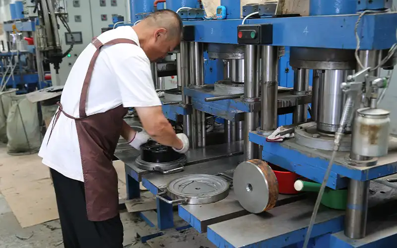 Quality inspection and sorting of coated dumbbells at ShuangJia factory — making the right production decision